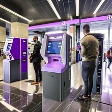 21.5 ιντσών οθόνη αφής ξενοδοχείο check-in κιόσκι με ανακύκλωση κάρτας διανομή